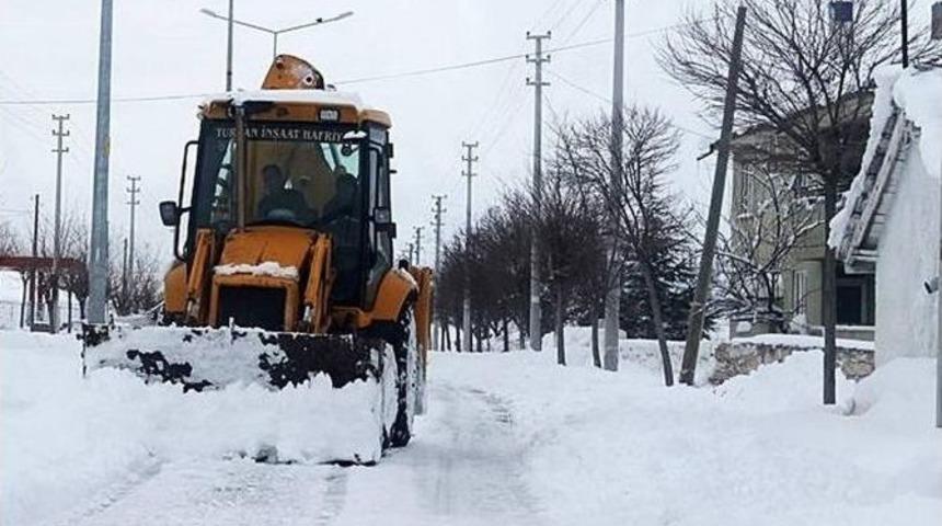 Emirdağ Belediyesi&rsquo;nden Kar Temizleme &Ccedil;alışması