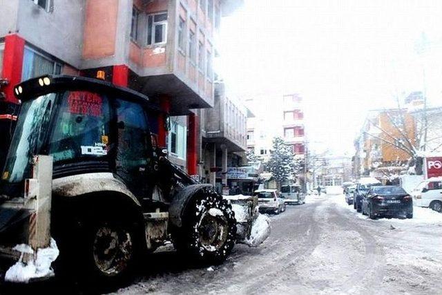 Emirdağ Belediyesi’nden Kar Temizleme Çalışması