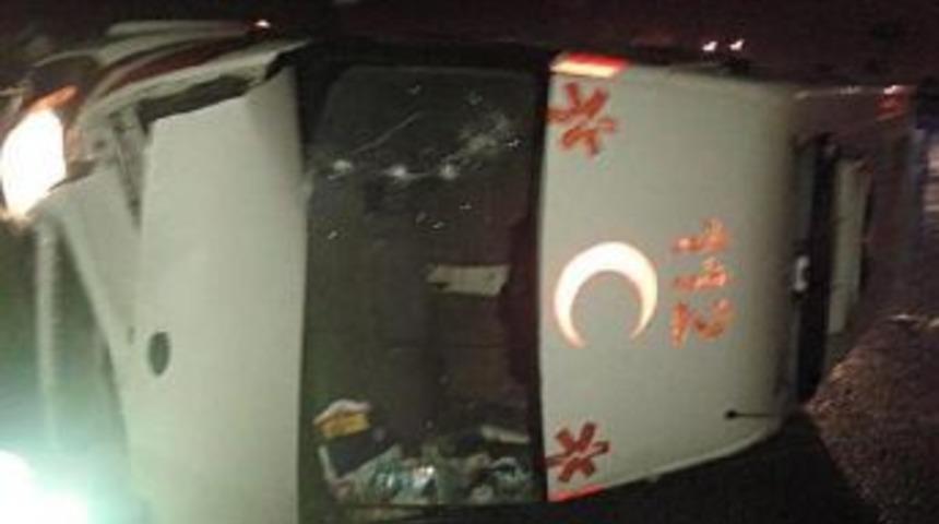 Ambulans Buzlanan Yolda Devrildi: 3 Yaralı