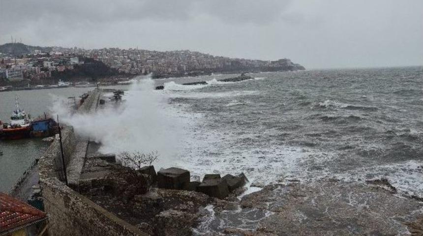Zonguldak&rsquo;ta Dev Dalgalar Mendireği Aştı