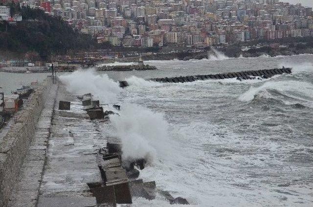 Zonguldak’ta Dev Dalgalar Mendireği Aştı