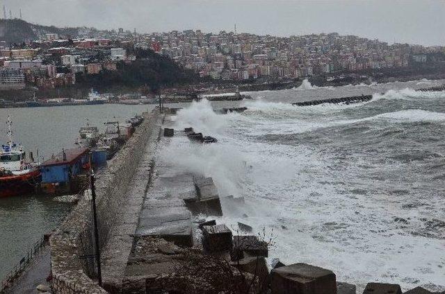 Zonguldak’ta Dev Dalgalar Mendireği Aştı