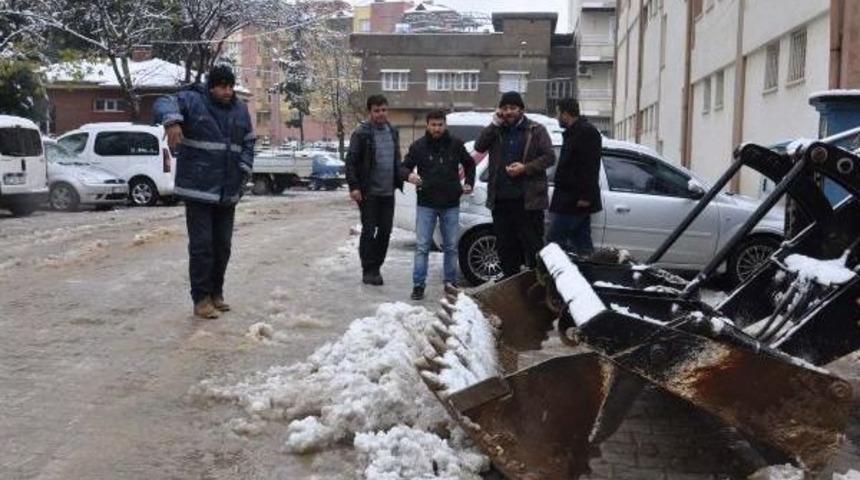 İslahiye'de Yağış Sonrası Mezarlar Kaydı