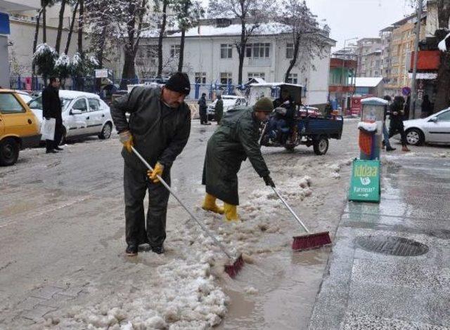 İslahiye'de Yağış Sonrası Mezarlar Kaydı