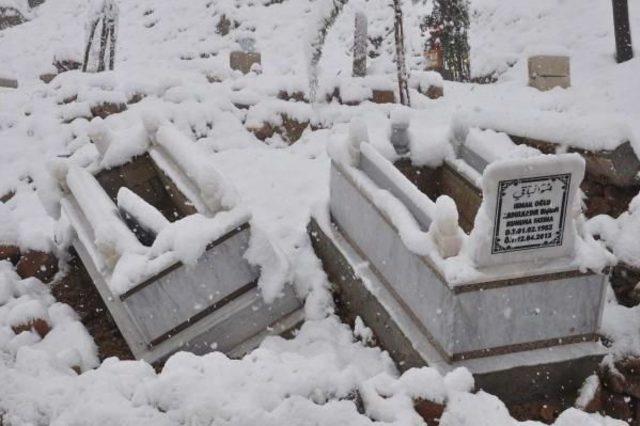 İslahiye'de Yağış Sonrası Mezarlar Kaydı