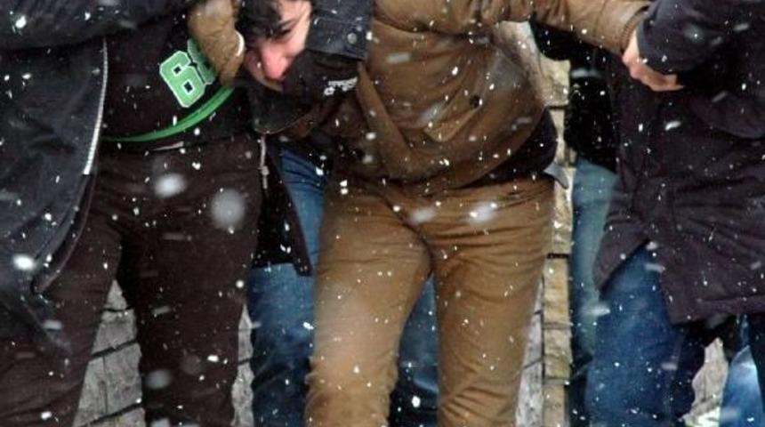 Adli Tıp Kurumu &Ouml;n&uuml;nde 6 Kişi G&ouml;zaltına Alındı