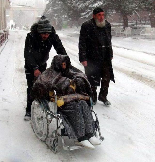 Tekerlekli Sandalye Ile Diyalize Böyle Götürüldü