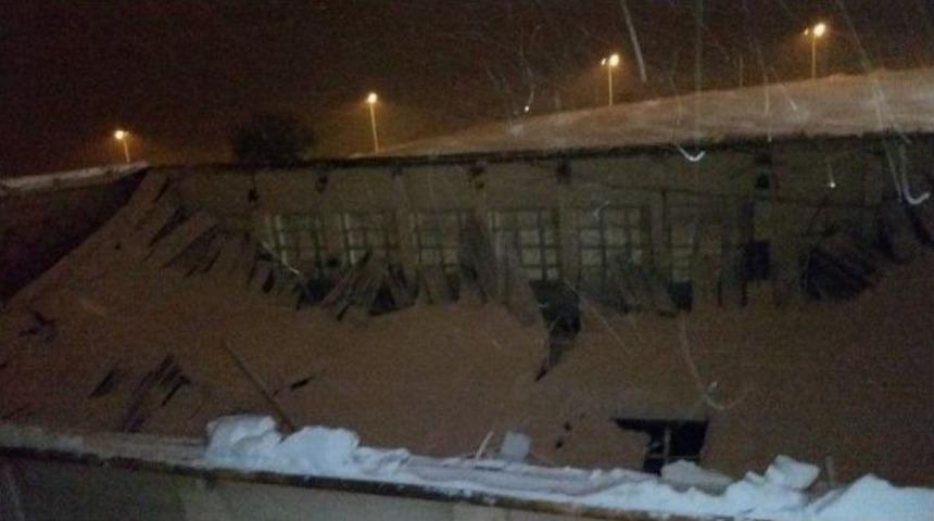 Okulun Kapalı Spor Salonu &Ccedil;atısı &Ccedil;&ouml;kt&uuml;