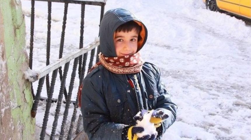 Kar Yağışı En Çok Minikleri Sevindirdi
