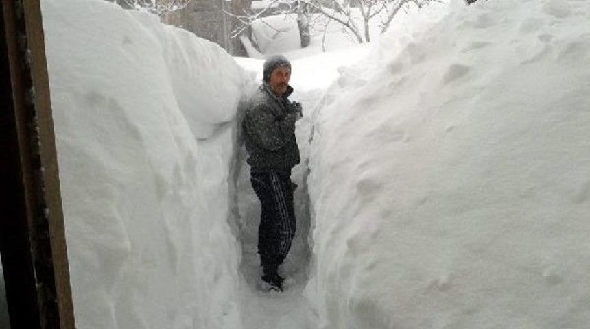 Hendek İl&ccedil;esi'ndeki K&ouml;ylerde Kar Kalınlığı 2 Metreyi Buldu