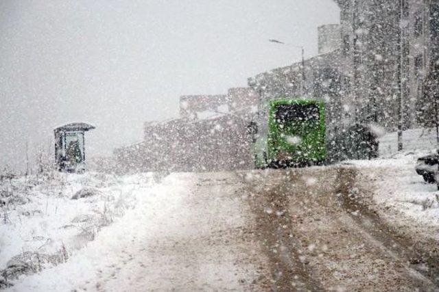 Hendek İlçesi'ndeki Köylerde Kar Kalınlığı 2 Metreyi Buldu