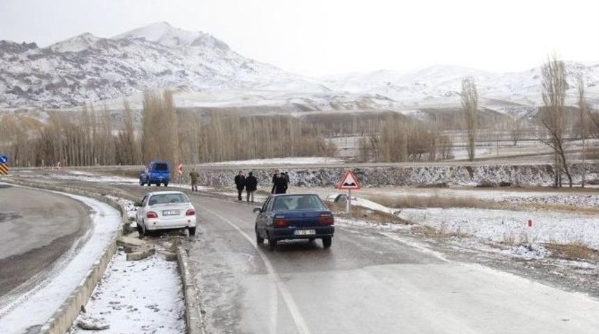 Narman&rsquo;da Buzlanma Maddi Hasarlı Trafik Kazalarına Neden Oldu