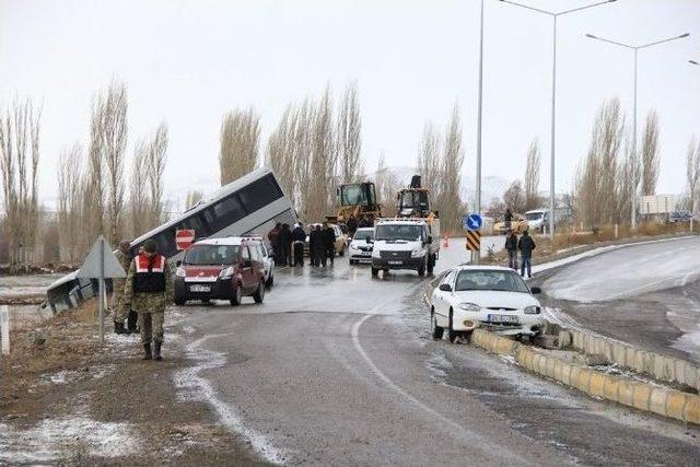 Narman’da Buzlanma Maddi Hasarlı Trafik Kazalarına Neden Oldu