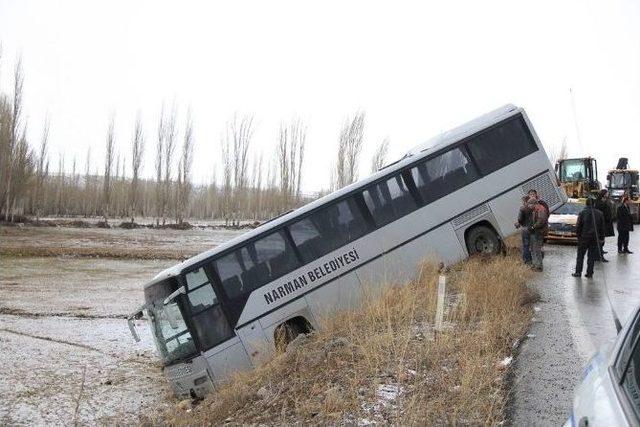 Narman’da Buzlanma Maddi Hasarlı Trafik Kazalarına Neden Oldu