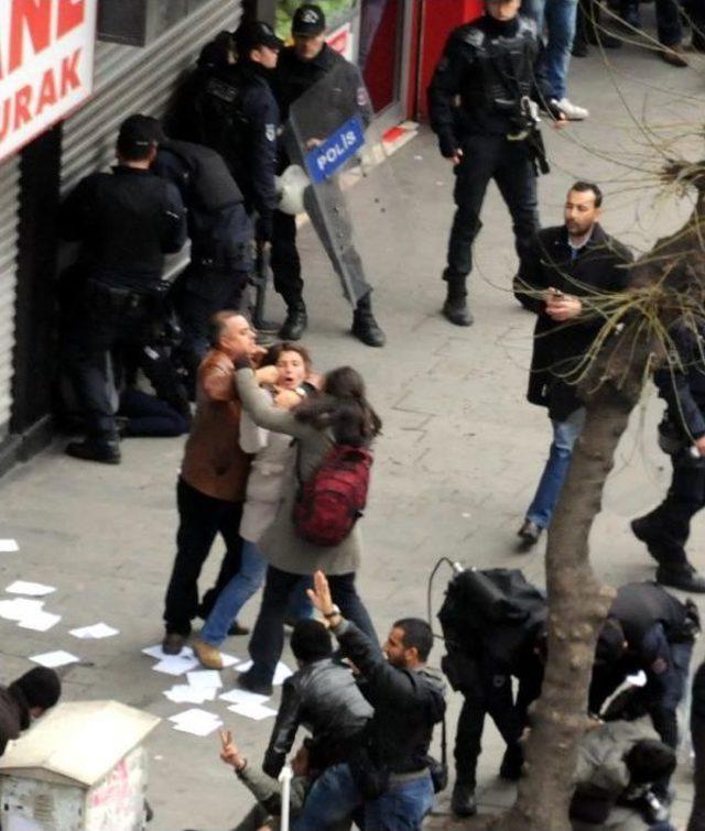 Polis, Bildiri Dağıtan Grubu Gözaltına Alınca, Arbede Çıktı