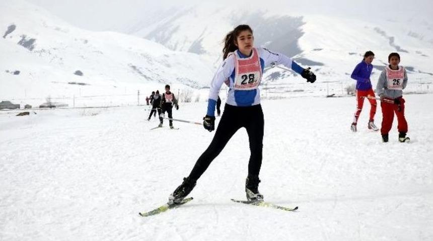 Yüksekova’da Kayak Yarışması