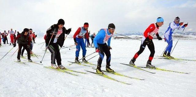 Yüksekova’da Kayak Yarışması