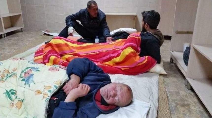 Büyükşehir Soğuktan Etkilenen Evsizleri Misafir Etti