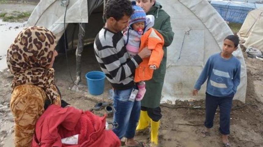 &Ccedil;adırda Yaşayan Suriyelilere Kıyafet Yardımı