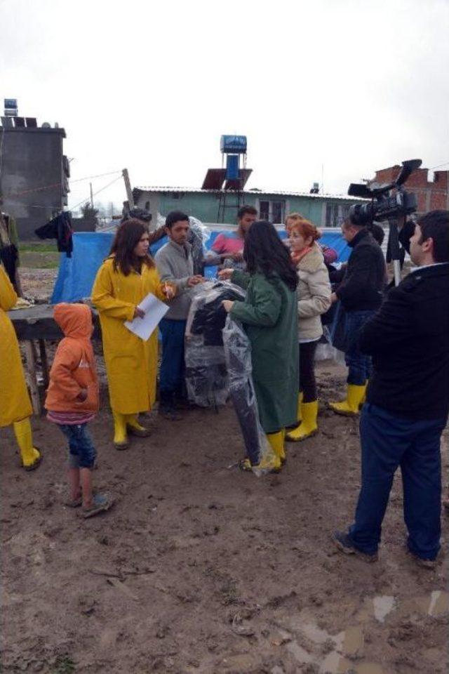 Çadırda Yaşayan Suriyelilere Kıyafet Yardımı