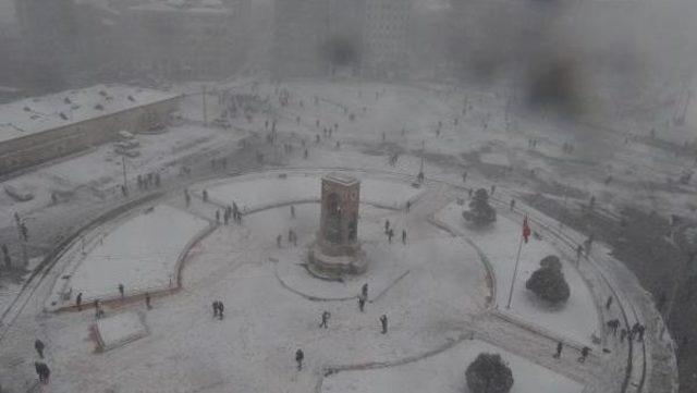 Kar Altında Taksim Meydanı