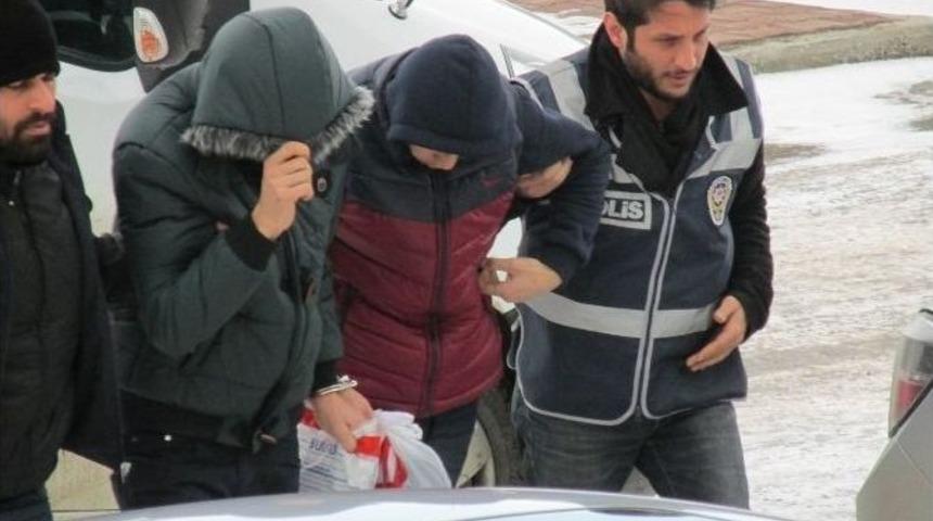 Maskeli Ve Silahlı Soyguncular G&uuml;venlik Kamerasında