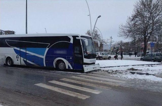 Buzda Kayan Yolcu Otobüsü Direğe Çarptı