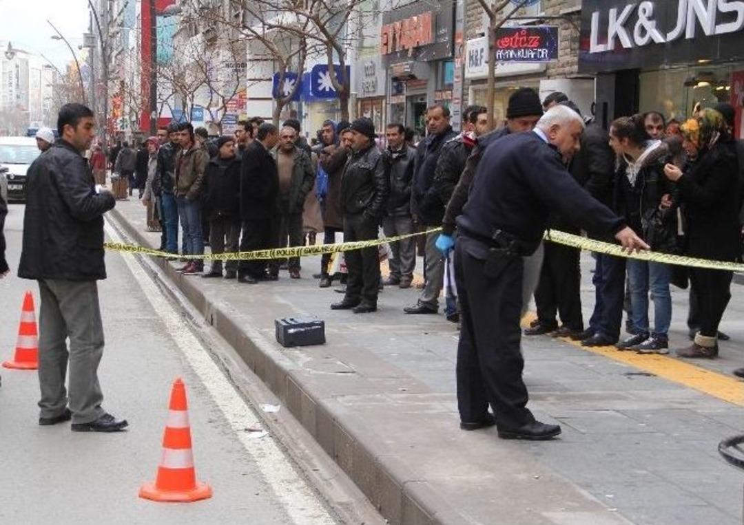 Amcasını Sokak Ortasında &Ouml;ld&uuml;rd&uuml;