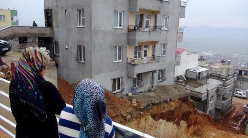 Temel Kazısı Bitişikteki Binanın Sakinlerini Korkutuyor