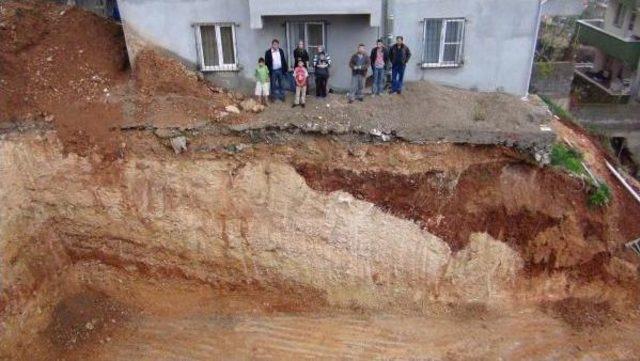 Temel Kazısı Bitişikteki Binanın Sakinlerini Korkutuyor