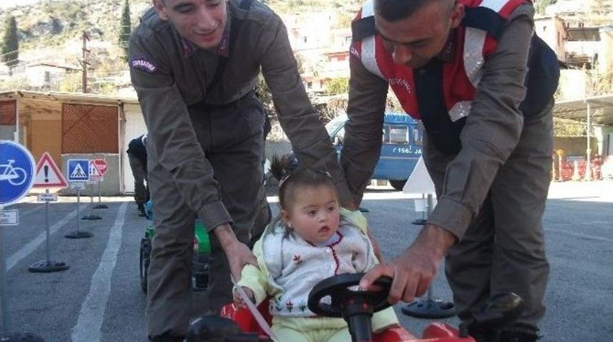 "jandarma İle G&uuml;len Y&uuml;zler"