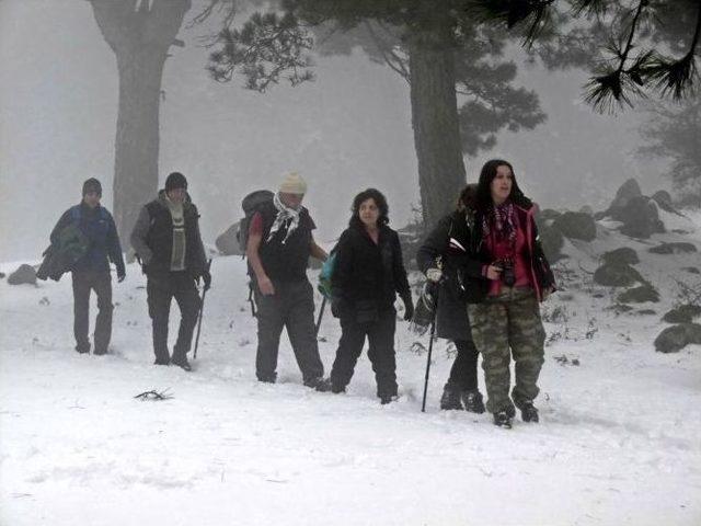 Edremitli Trekkingciler Kar Kış Demeden Dağlarda Yürüyor