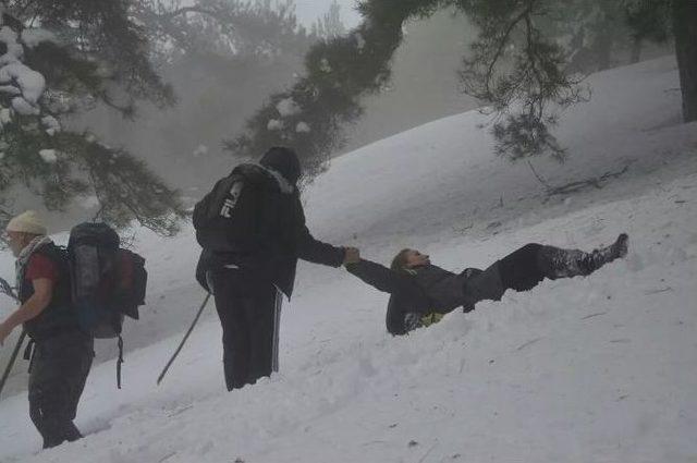 Edremitli Trekkingciler Kar Kış Demeden Dağlarda Yürüyor