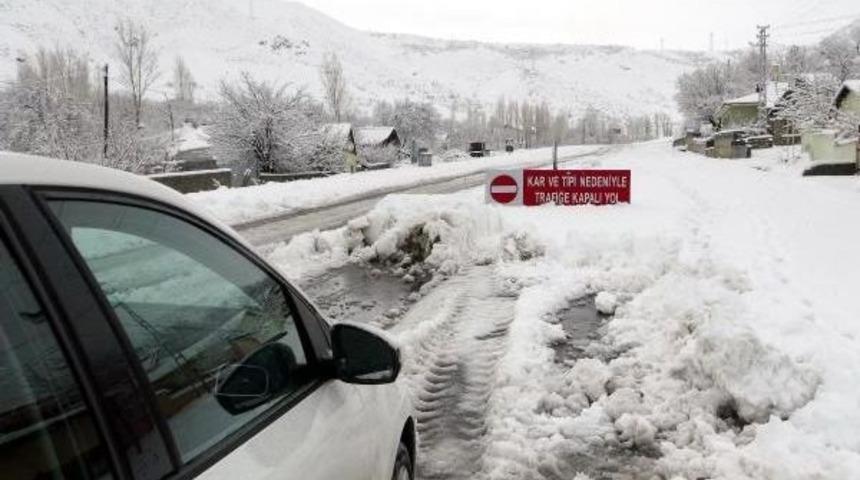 Doğu'da 1788 K&ouml;y Yolu Kapalı (4)