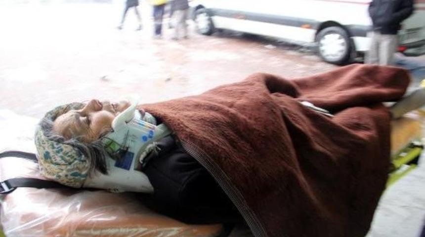 Kayseri'de Karlı Yolda Minibis Devrildi: 3 Yaralı