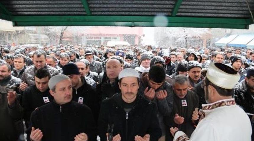 Karab&uuml;k'teki Kazada &Ouml;len 9 Yaşındaki İlker, G&ouml;zyaşlarıyla Uğurlandı