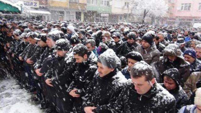 Karab&uuml;k teki Kazada &Ouml;len 9 Yaşındaki İlker, G&ouml;zyaşlarıyla Uğurlandı 1