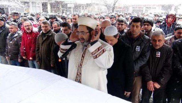 Karab&uuml;k teki Kazada &Ouml;len 9 Yaşındaki İlker, G&ouml;zyaşlarıyla Uğurlandı 2