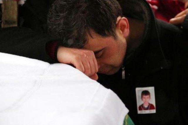 Karab&uuml;k teki Kazada &Ouml;len 9 Yaşındaki İlker, G&ouml;zyaşlarıyla Uğurlandı 3