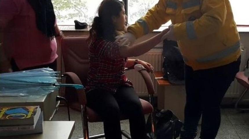 &Uuml;niversite İ&ccedil;inde Kar Dolu &Ccedil;ukura D&uuml;şt&uuml;