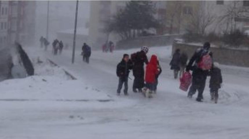 Sorgun&rsquo;da Kar Nedeniyle Okullar Bir G&uuml;n Daha Tatil Edildi