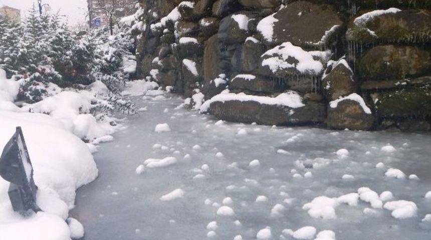 Bilecik&rsquo;te Soğuk Hava Yapay Şelaleyi Dondurdu