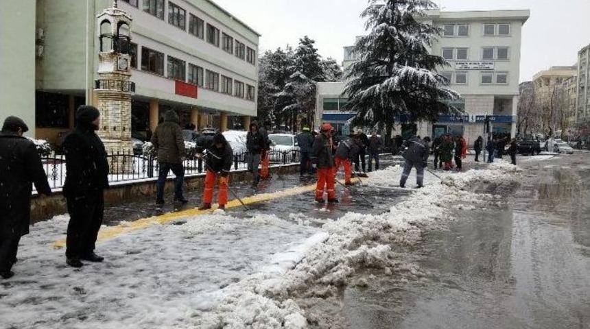 Niğde Belediyesi Kar Temizleme &Ccedil;alışmalarını S&uuml;rd&uuml;r&uuml;yor