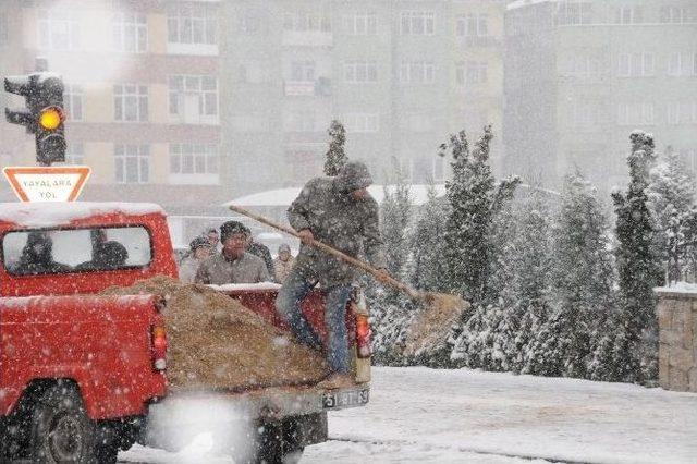 Niğde Belediyesi Kar Temizleme &Ccedil;alışmalarını S&uuml;rd&uuml;r&uuml;yor 1