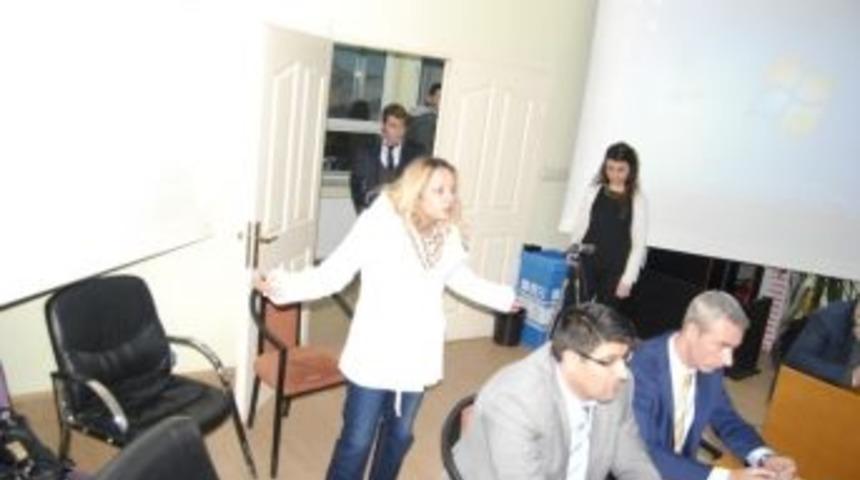Tekirdağ&rsquo;da Hayvansever Kadın, Meclisi Bastı