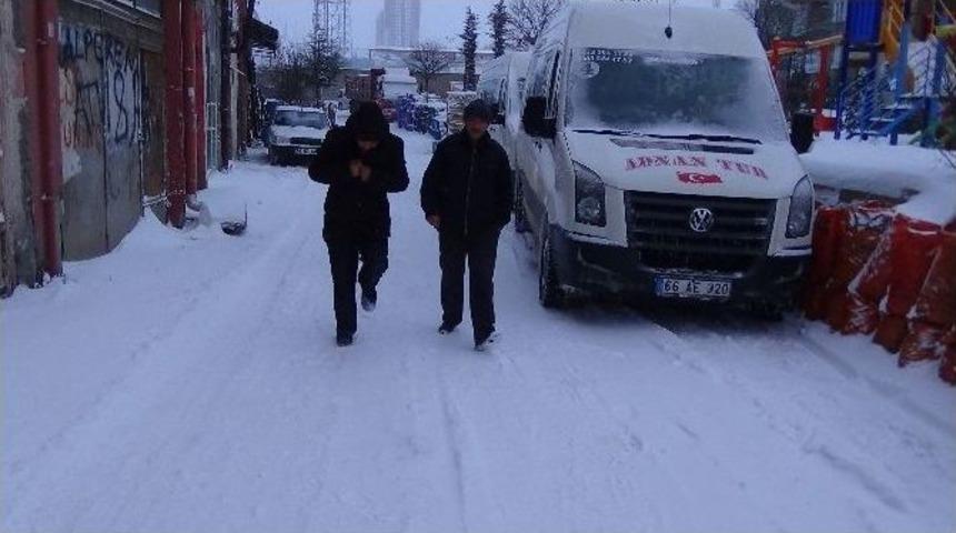 Karlı Ve Buzlu Yolda Eller Cepte Y&uuml;r&uuml;nmemeli