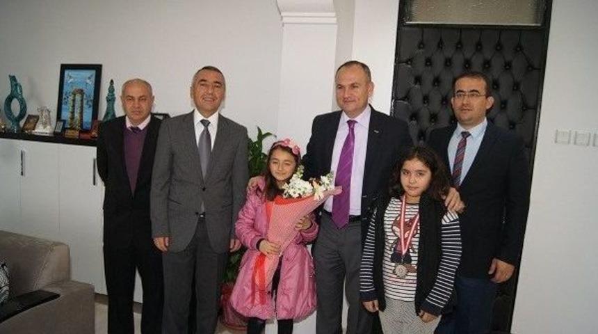 Mahir &Ouml;zg&uuml;r Damar İlkokulu Sportif Başarısını Kaymakam Y&ouml;nden&rsquo;le Paylaştı