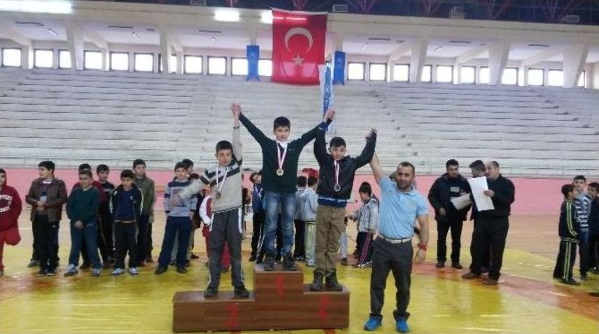 Minik G&uuml;reş&ccedil;iler Minderde Ter D&ouml;kt&uuml;