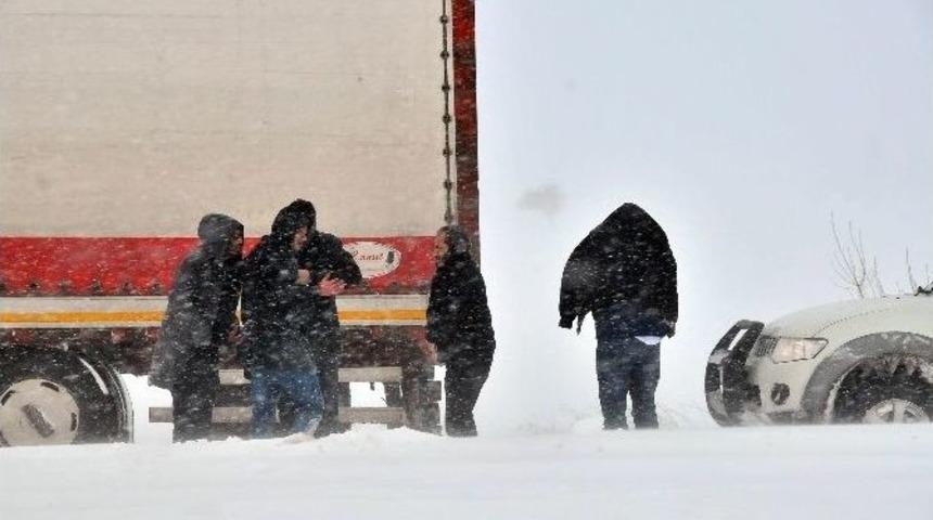 Akşehir Belediyesi&rsquo;nden Yolda Kalanlara Sıcak &Ccedil;orba