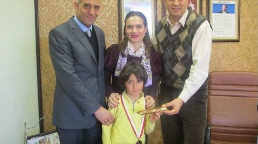 &Ouml;zel İkem Koleji &Ouml;ğrencisi, Satran&ccedil;ta Hatay Birincisi Oldu